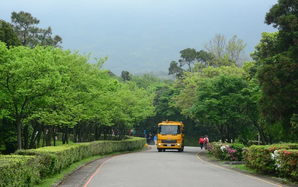 Туристический автобус, идущий вдоль дороги — стоковое фото