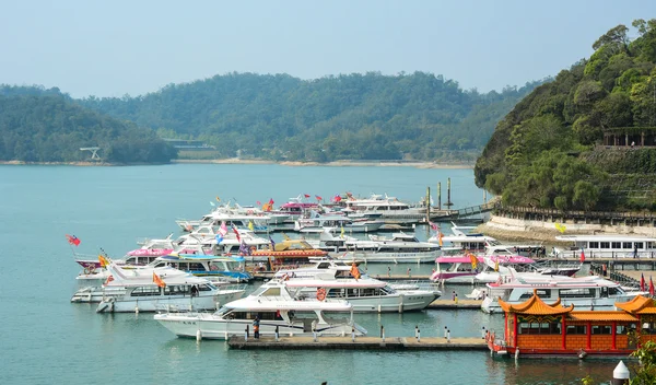 Tourist boats on Sun Moon Lake — Stock Photo, Image
