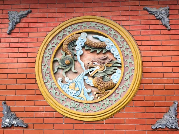 Obra de arte com dragões em uma parede — Fotografia de Stock
