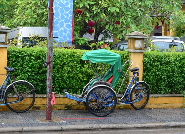 Cyclo yan sokakta park edilmiş. — Stok fotoğraf