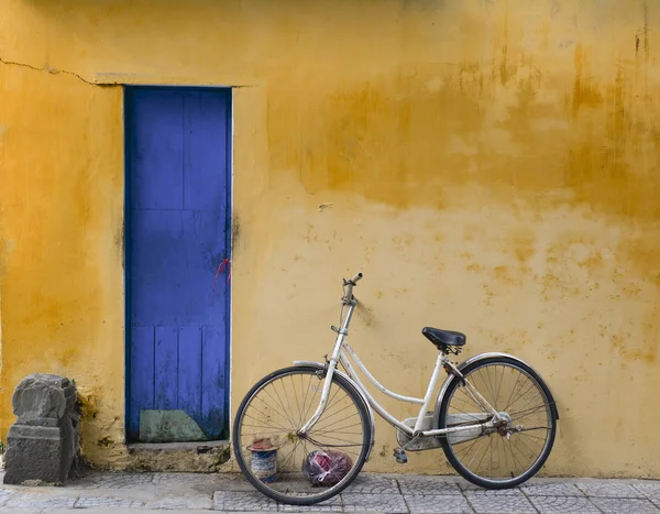 Old bike against the wall at home — Zdjęcie stockowe
