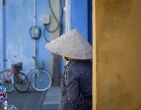 Вьетнамская женщина отдыхает на рынке — стоковое фото