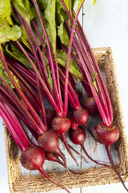 Bir ahşap tahta üzerinde taze pancar