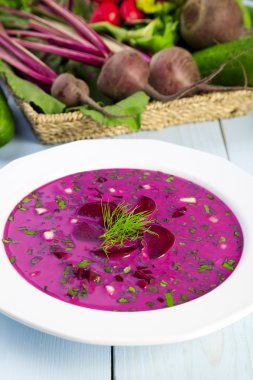 Soğuk krema ile servis taze pancar çorbası