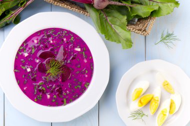 Soğuk krema ile servis taze pancar çorbası