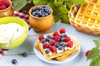 Meyve ile ev yapımı gözleme 