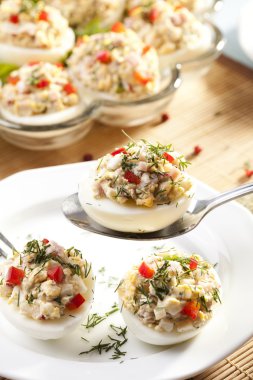 jambon, kırmızı biber ve dereotu ile yumurta dolması