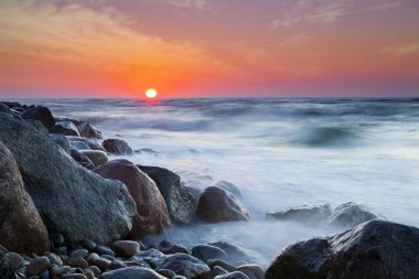 Çakıl plajı gün batımında - Rozewie, Polonya, uzun pozlama