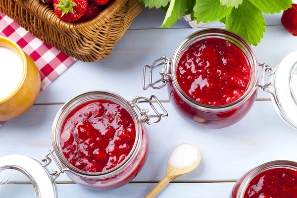 Hausgemachte Erdbeermarmelade. — Stockfoto