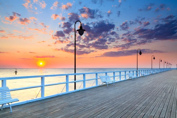 Pier bei Sonnenaufgang — Stockfoto