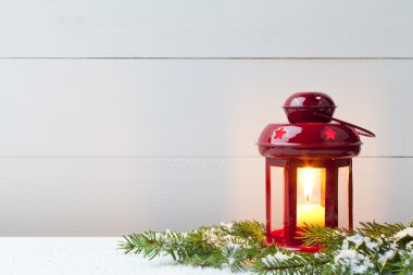 Beyaz ahşap zemin üzerinde Noel fenerler