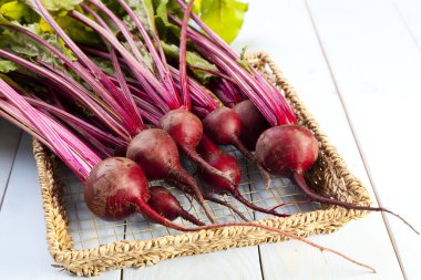 Bir ahşap tahta üzerinde taze pancar