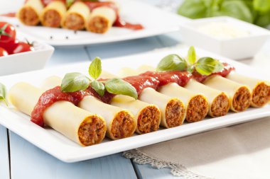 cannelloni plaka üzerinde