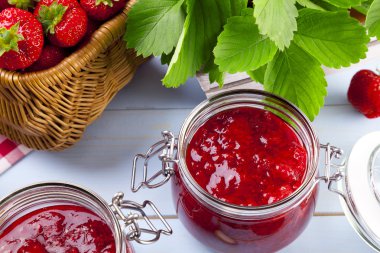 ev yapımı çilek reçeli.