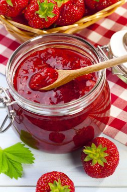 ev yapımı çilek reçeli.