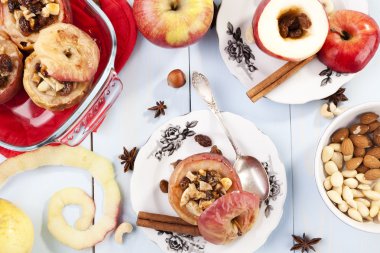 fındık ve kuru üzüm ile pişmiş elma