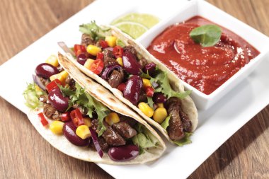 Taco sığır eti ve sebze ile