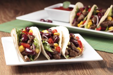 Taco sığır eti ve sebze ile