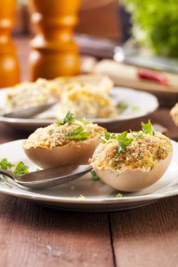 pişmiş yumurta, jambon ve maydanoz ile doldurulmuş