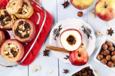 fındık ve kuru üzüm ile pişmiş elma