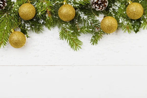 Χριστουγεννιάτικη διακόσμηση στο ξύλινο λευκό φόντο με χιόνι ή — Φωτογραφία Αρχείου