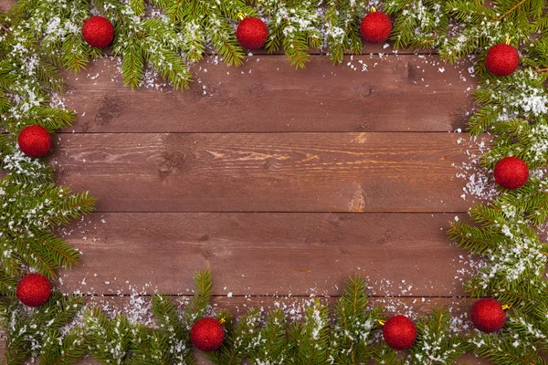 Świąteczne dekoracje na drewniane białe tło z śniegu lub — Zdjęcie stockowe