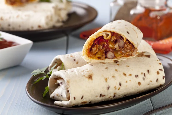 Burritos αναδιπλώνεται με κρέας φασόλια και λαχανικά — Φωτογραφία Αρχείου