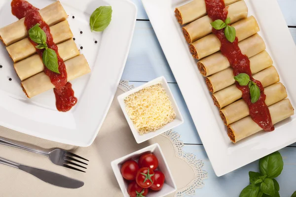 Cannelloni plaka üzerinde — Stok fotoğraf