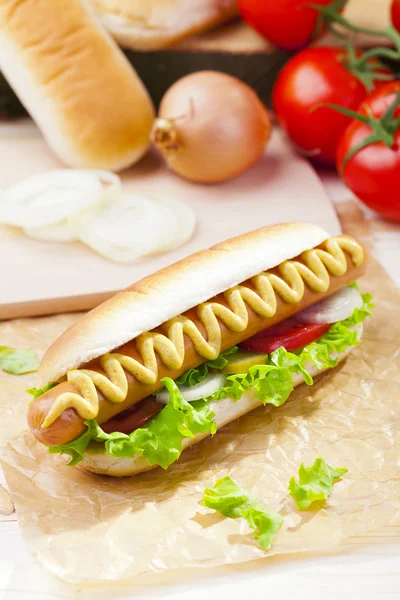 Hardallı ve ketçaplı sosisli sandviç. — Stok fotoğraf