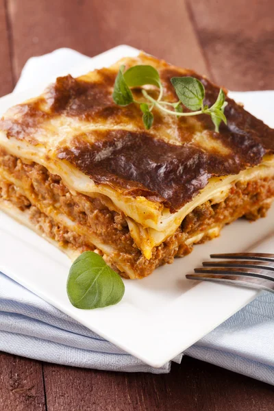 Část chutné lasagne na talíři — Stock fotografie