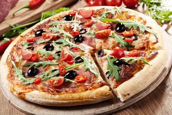 Pizza peperoni på tallrik — Stockfoto