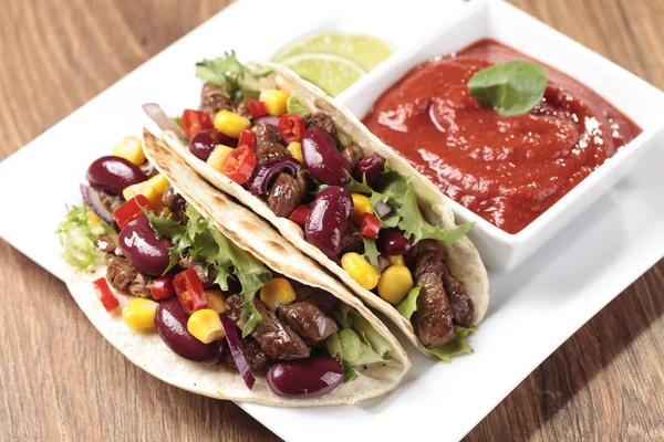 Taco mit Rindfleisch und Gemüse — Stockfoto