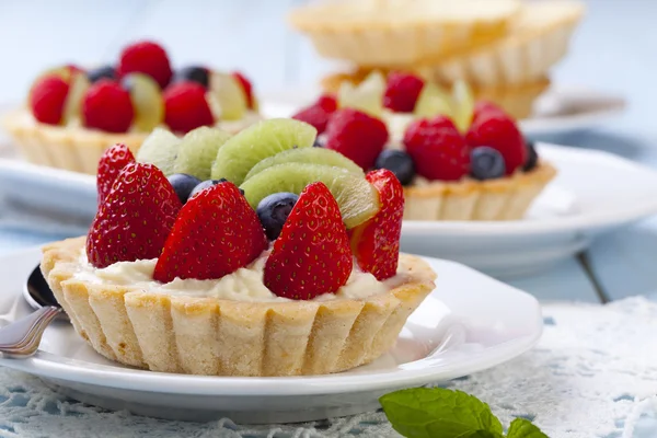 Heerlijke tartlets met fruit en room mascaropne — Stockfoto