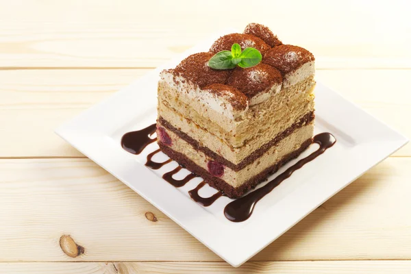 Tarta de tiramisú en plato — Foto de Stock