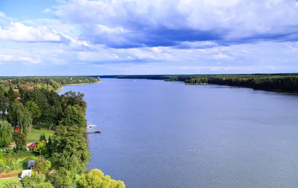 Kashubian järvi iltapäivällä aurinko — kuvapankkivalokuva