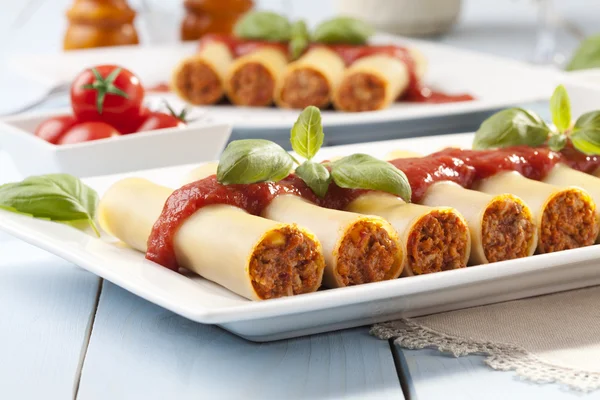 Cannelloni plaka üzerinde — Stok fotoğraf