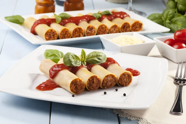 Cannelloni plaka üzerinde — Stok fotoğraf