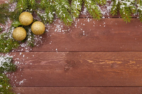 Vánoční dekorace na dřevěné bílé pozadí se sněhem nebo — Stock fotografie
