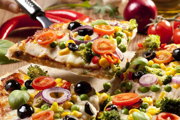 Пицца вегетарианская на тарелке — стоковое фото
