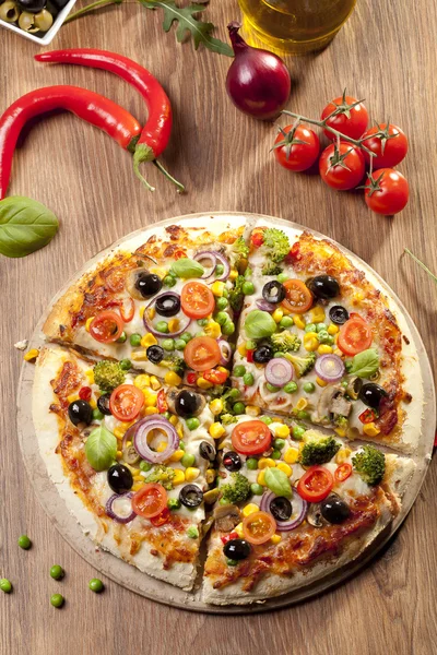 Pizza vegetarian on plate — Stock Photo, Image