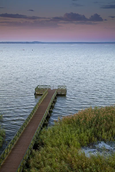 Pôr do sol sobre o lago — Fotografia de Stock