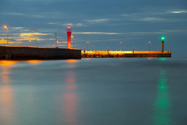 Einfahrt in den Hafen bei Nacht — Stockfoto