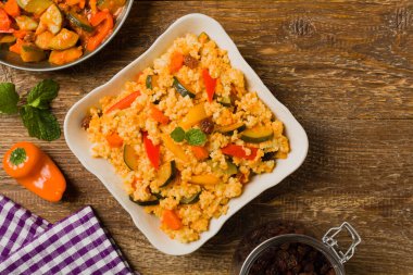 Millet sebzeli ve kuru üzümlü. Üst görünüm. 