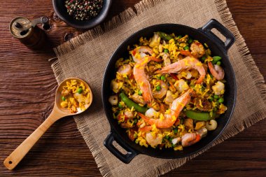 Geleneksel İspanyol paella 'sı ve deniz ürünleri ve tavuk. Wook 'ta hazır. Üst görünüm.