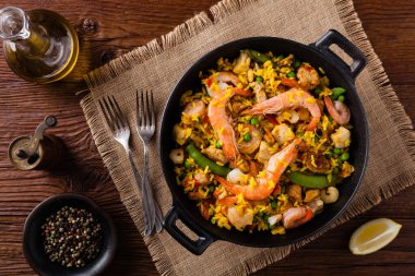 Geleneksel İspanyol paella 'sı ve deniz ürünleri ve tavuk. Wook 'ta hazır. Üst görünüm.
