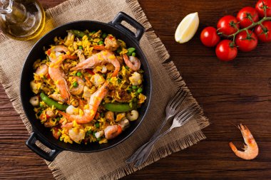 Geleneksel İspanyol paella 'sı ve deniz ürünleri ve tavuk. Wook 'ta hazır. Üst görünüm.