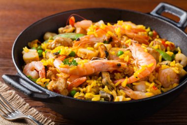 Geleneksel İspanyol paella 'sı ve deniz ürünleri ve tavuk. Wook ile hazırlandı. 