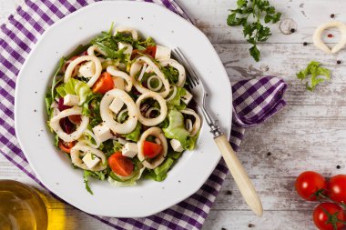 Kalamar yüzüklü salata. Üst görünüm.