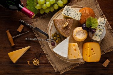 Tahta tahtada peyniri üzümle karıştır. Üst görünüm.