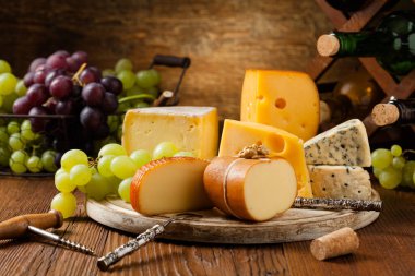 Tahta tahtada peyniri üzümle karıştır. Ön görünüm.